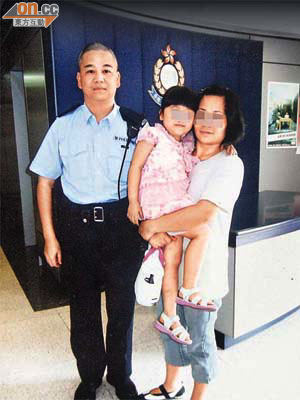 吞槍輔警蕭玉萍（左）生前與女兒及傭工合照。