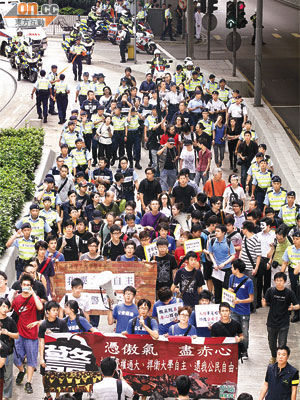 約三、四十名學聯成員昨發起遊行抗議警權過大。	（高嘉業攝）