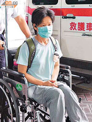 其中一名女傷者坐輪椅送院。	（梁少恒攝）