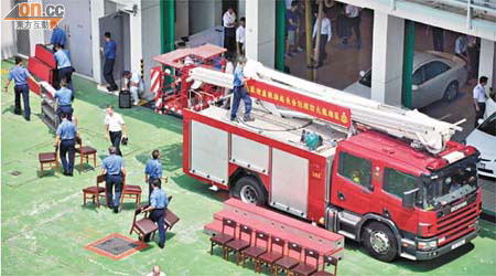 九龍塘消防局內一架升降台車淪為合照布景板，有制服人員因而需協助「搬枱搬櫈」。	（梁少恒攝）