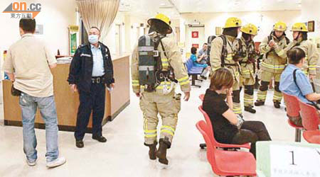 消防員在急症室調查期間，病人被迫捱臭候診。	（曾志恒攝）