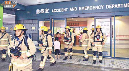 大批消防員抵達明愛醫院急症室調查懷疑漏氣事件。