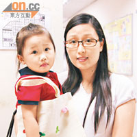 帶兩歲女兒檢查的羅太歡迎醫院舉辦工作坊讓孩子做做小手工。