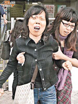 死者母親葉惠娟（左）情緒激動，昨離庭時仍未平復心情。	（伍鎮業攝）