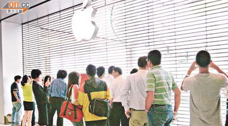 位於中環國際金融中心的蘋果電腦香港旗艦店於今日開幕。	（林明強攝）
