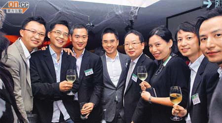 陳仲尼（右三）夥拍同為全國青聯副主席嘅鄭志剛（中）搞慈善晚宴。	（資料圖片）