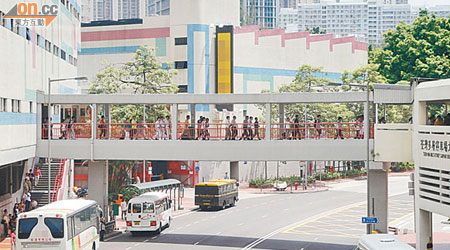 荃灣多層停車場大廈（右）設有升降機，惟當年的設計卻未包括無障礙通道。