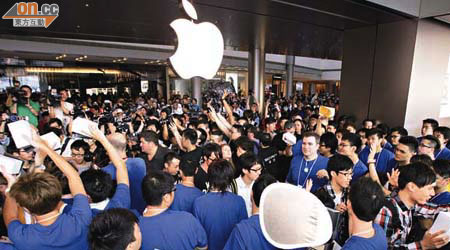 蘋果香港旗艦店昨開幕，數以百計擁躉入場「朝聖」。	（盧志燊攝）