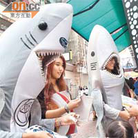 參與者穿上自製「鯊魚鰭」作道具，模擬鯊魚被殺情景。