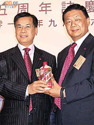 李鏡波（左）投得由胡曉明捐出嘅八六年茅台。