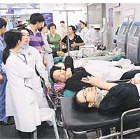 由於受傷乘客人數眾多，醫院病房不敷應用。（中新社圖片）