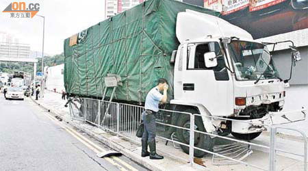 肇事貨車撞欄剷上行人路，車頭嚴重損毀。	（曾紹良攝）