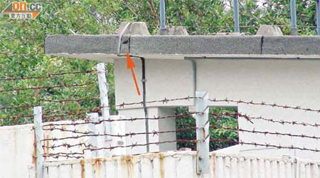 練靶場建築物中失竊的同類型避雷針導電銅帶（箭嘴示）。	（翁火攝）