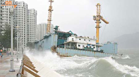 浮塢撞防波堤後擱淺，巨浪拍岸捲起浪花。	（冼耀華攝）