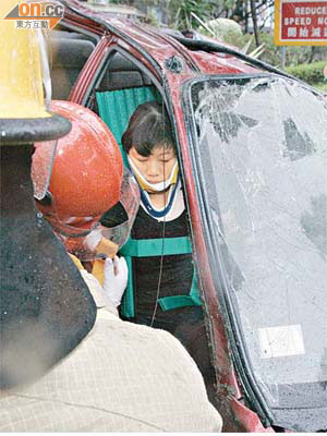 私家車女司機在車內接受急救。	（林明強攝）