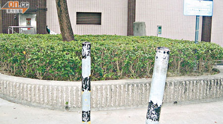 圓洲角路停車場通往圓洲角公園緊急通道原設五條鐵柱，防止未經批准車輛非法使用。（讀者提供）