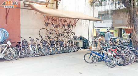 有單車店佔用行人路擺放單車，更安裝簷篷及支架擺貨，地政總署卻被指視而不見。