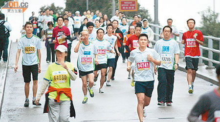 長跑活動近年大受港人歡迎，但不少跑手因運動過量引發壓力性骨折。