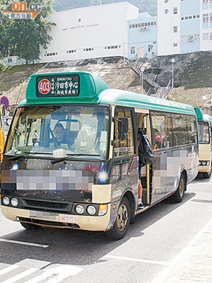 乘客指403線專線小巴服務供不應求。
