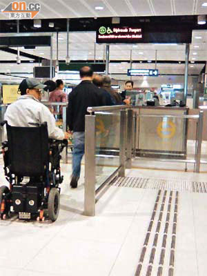 落馬洲口岸有視障人士使用引路徑被引至無人櫃位。	（香港復康聯盟提供）