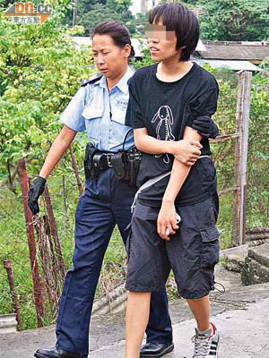 其中一名涉案被捕女子穿上「鴛鴦鞋」。	（李子強攝）