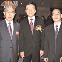 陳家強（中）與金融界人士好老友，左為長原彰弘、右為新華集團財務董事鄒揚敦。