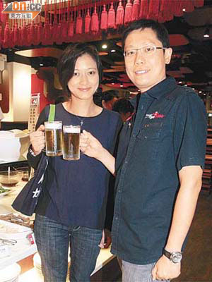 黃傑龍同太太尋晚喺世貿「牛涮鍋」舉杯慶祝當選傑青。	（何偉鴻攝）