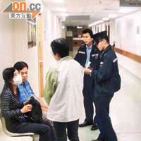 警員接報到屯院了解事件。	（文健雄攝）