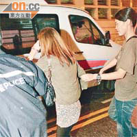 女乘客被警員拘捕帶署。