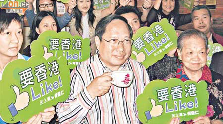 何俊仁昨飲着港式奶茶宣布參選意向，暗諷愛飲紅酒的唐英年只顧大商家利益。	（王國基攝）
