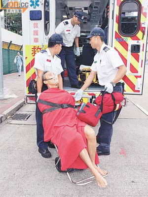 在深水埗公園游泳池遇溺男子送院救治。	（沈厚錚攝）