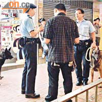 警員帶同警犬到場控制場面。	（蕭植梧攝）