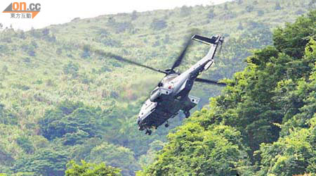直升機飛臨大石石澗將傷者送院救治。	（吳欽旺攝）