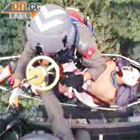 直升機將傷者吊起送院搶救。（政府飛行服務隊提供）