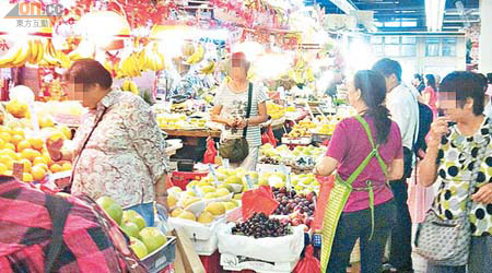 上水石湖墟街市多個水果檔涉阻塞通道，街坊直指從未見食環署職員到場執法。