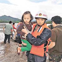 最小的四歲女童由消防官兵救出。	（中新社圖片）