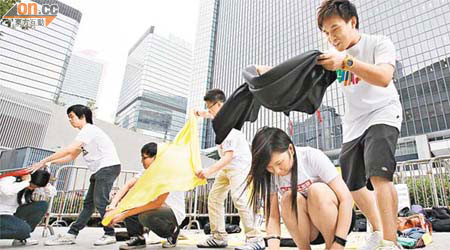 青年團體成員以街頭劇形式，表明青少年正處於弱勢位置。	（翁志偉攝）