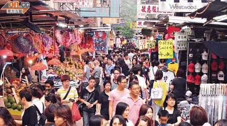 旺角花園街貨品價廉物美，吸引不少市民光顧。