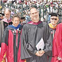 喬布斯○五年出席史丹福大學的畢業禮。	（互聯網圖片）