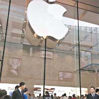 上海蘋果店外設立悼念專區。	（互聯網圖片）