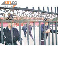 事故現場入口鐵閘有保安把守。（兩岸組北京傳真）