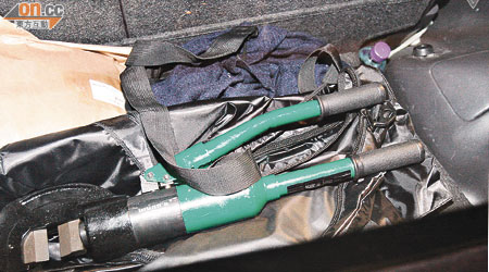 警員在私家車車尾箱搜獲油壓剪爆竊工具。	（蕭植梧攝）