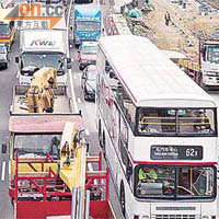 受火警影響，屯門公路入新界方向全線封閉，車龍延綿五公里。