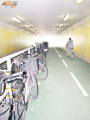 行人隧道單車違規停泊問題嚴重，政府部門被指視而不見。