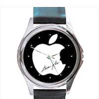 在拍賣網站ebay，有人盜用麥朗設計製成T恤、手錶等紀念品兜售。