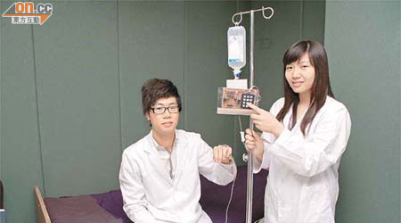 林庭軒（左）及張曉婷（右）研發出靜脈滴注自動監測儀，可廿四小時自動監測病人滴注進度。