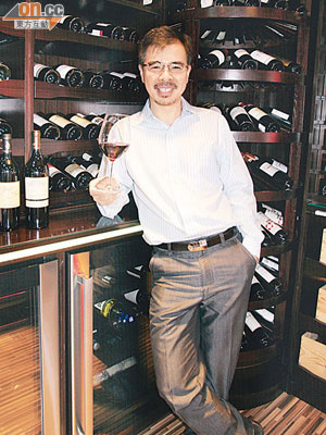 吳鴻森引入先進電腦系統，幫客人揀選心水紅酒。（嚴少阡攝）