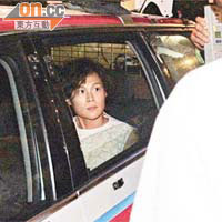 趙式芝在警車內助查。