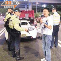 「密友」楊如芯到場向警員了解事件。