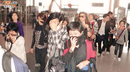 十八名團友及一名領隊昨下午抵達北京首都國際機場，準備搭乘飛機返港。